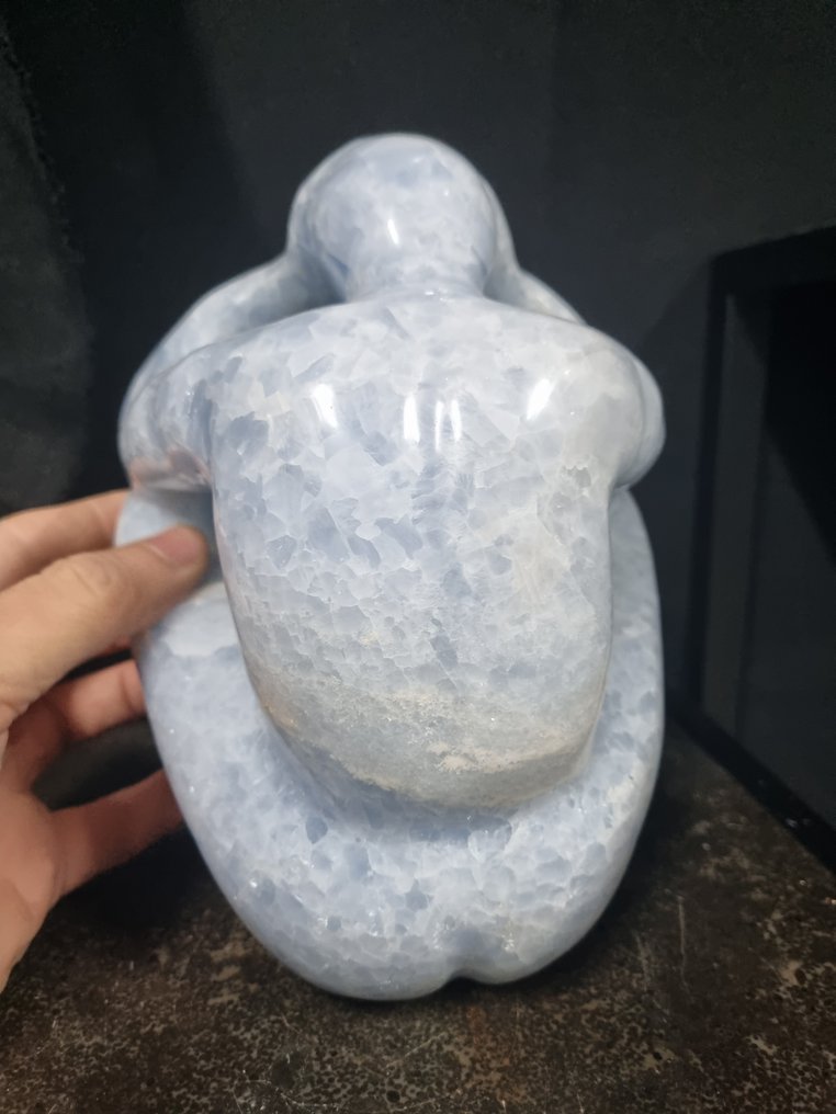 Stunning Big Blue calcite sculpture carving; 'the thinker' - Height: 200 mm - Width: 155 mm- 3954 g #4.3
