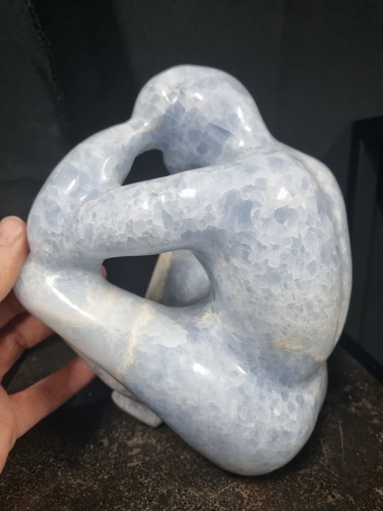 Stunning Big Blue calcite sculpture carving; 'the thinker' - Height: 200 mm - Width: 155 mm- 3954 g #3.2
