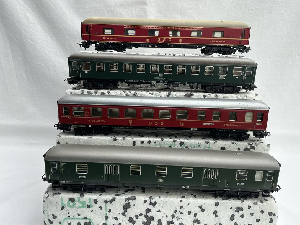 Märklin H0轨 - 模型火车客运车厢 (4) - 4 个 D列车车厢，金属制 - 24 厘米，1 个带灯 - DB #4.3