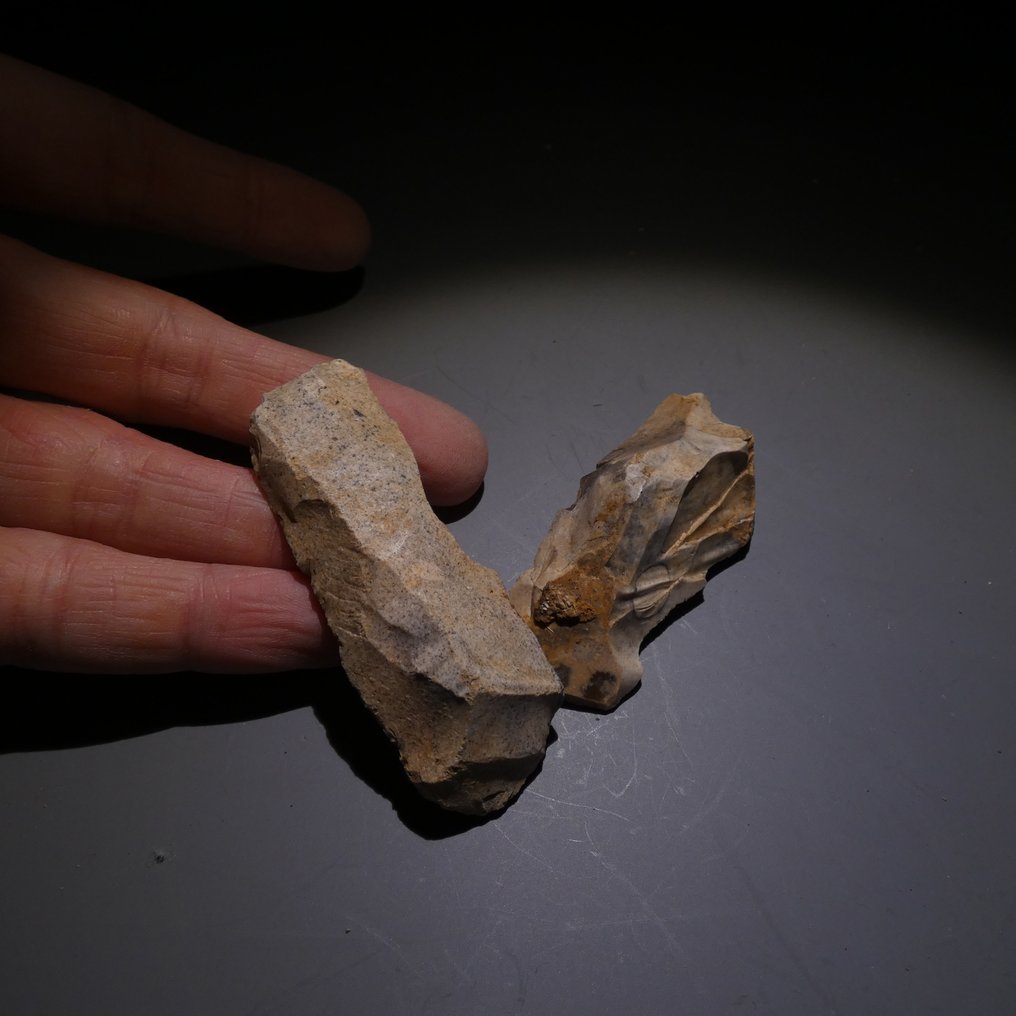Neolithisch 2 vuurstenen. 6,7 cm L. Mes - 5000 v.Chr. Bijl (Zonder Minimumprijs) #4.3