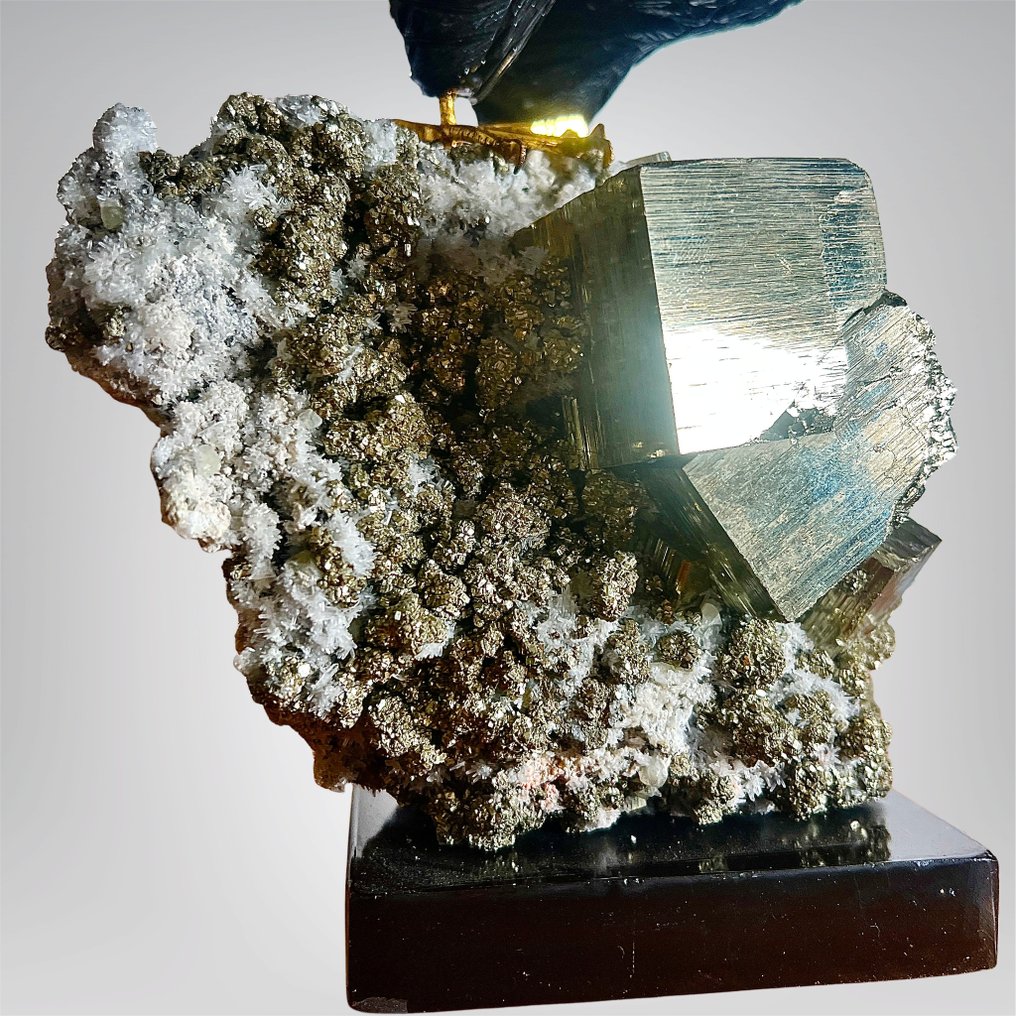 XXL Collection - Pyrite and Quartz Clusters with a carved Golden Eagle in Onyx and Quartz Carving - Height: 290 mm - Width: 380 mm- 7000 g - (1) #3.2