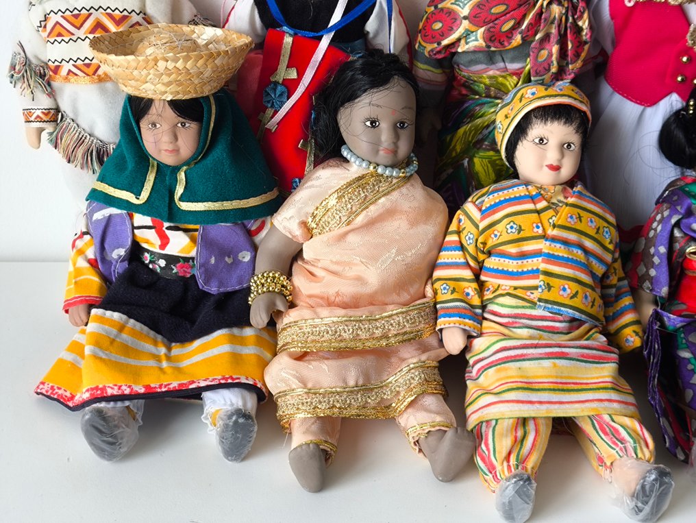 Collezione a tema - 10 bambole del mondo #3.2