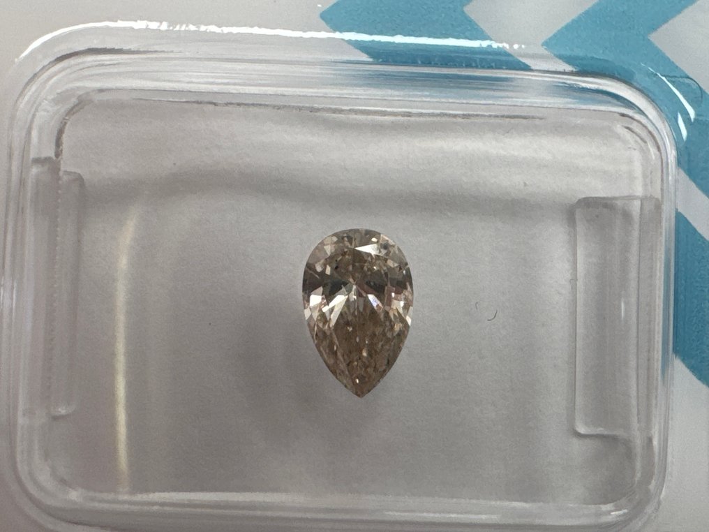 Zonder minimumprijs - 1 pcs Diamant (Natuurlijk gekleurd) - 0.47 ct - Peer - Fancy light Bruinachtig, Geel - SI1 - International Gemological Institute (IGI) #3.2