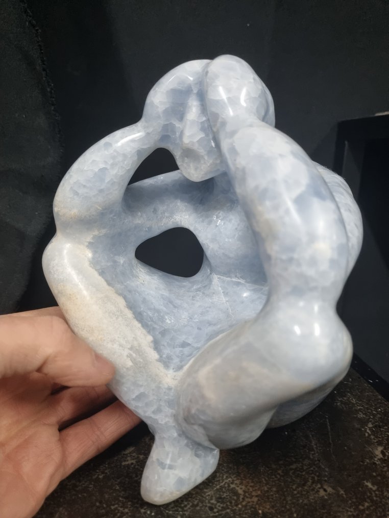 Stunning Big Blue calcite sculpture carving; 'the thinker' - Height: 200 mm - Width: 155 mm- 3954 g #1.0