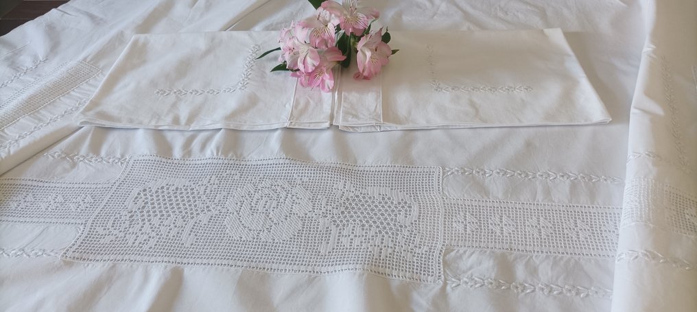 Elegáns ágynemű készlet finom kézi csipkékkel és kézzel hímzett virágokkal - Ágynemű (3) - 250 cm - 175 cm #1.0