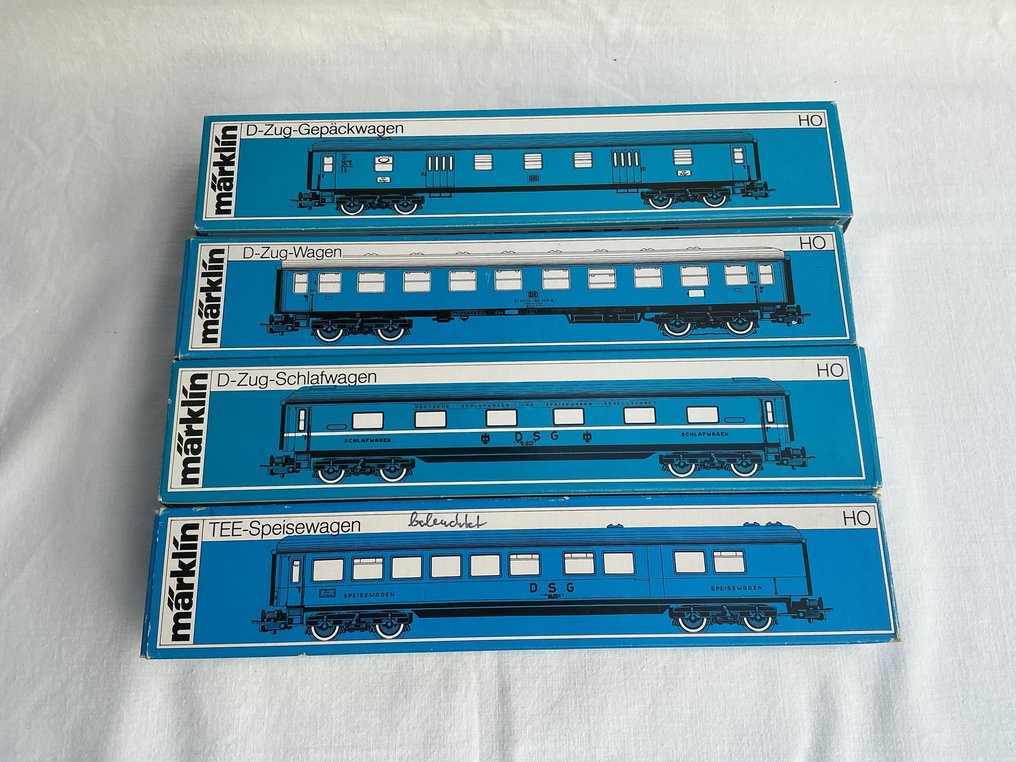 Märklin H0轨 - 模型火车客运车厢 (4) - 4 个 D列车车厢，金属制 - 24 厘米，1 个带灯 - DB #1.0