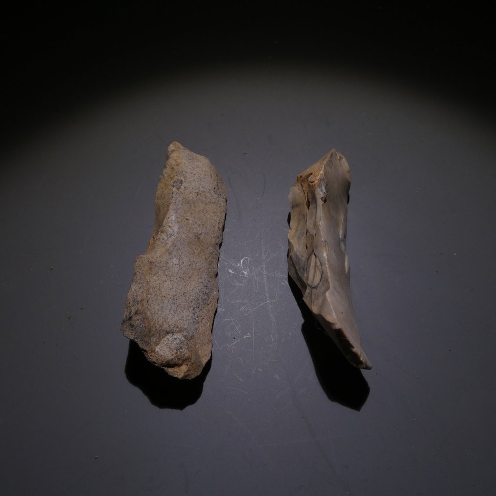 Neolithisch 2 vuurstenen. 6,7 cm L. Mes - 5000 v.Chr. Bijl (Zonder Minimumprijs) #1.0