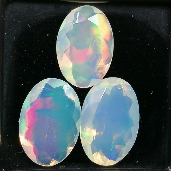 3 pcs Opale - 4.86 ct - Instituto Gemólogico Español (IGE) - Gioco di colore intenso #2.1