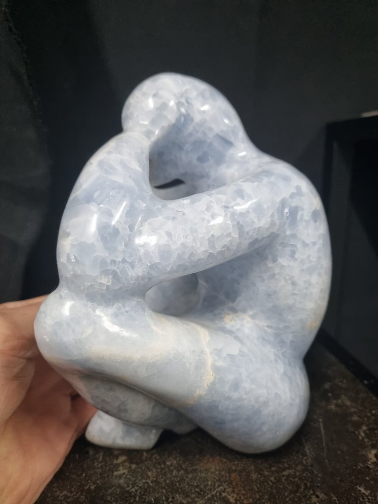 Stunning Big Blue calcite sculpture carving; 'the thinker' - Height: 200 mm - Width: 155 mm- 3954 g #2.1