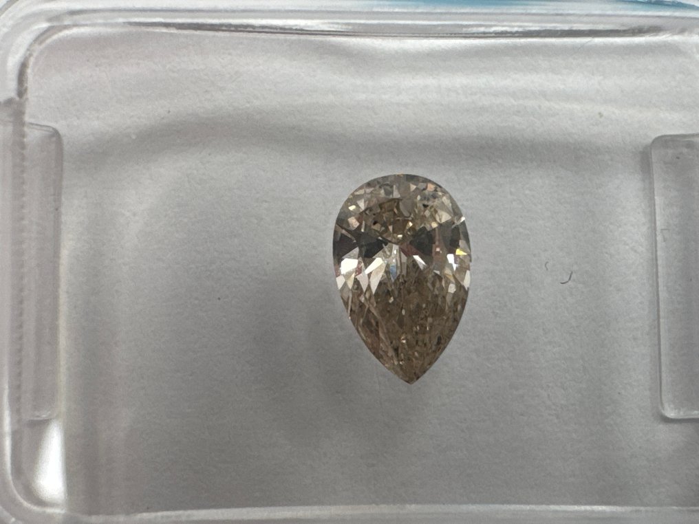 Zonder minimumprijs - 1 pcs Diamant (Natuurlijk gekleurd) - 0.47 ct - Peer - Fancy light Bruinachtig, Geel - SI1 - International Gemological Institute (IGI) #1.0