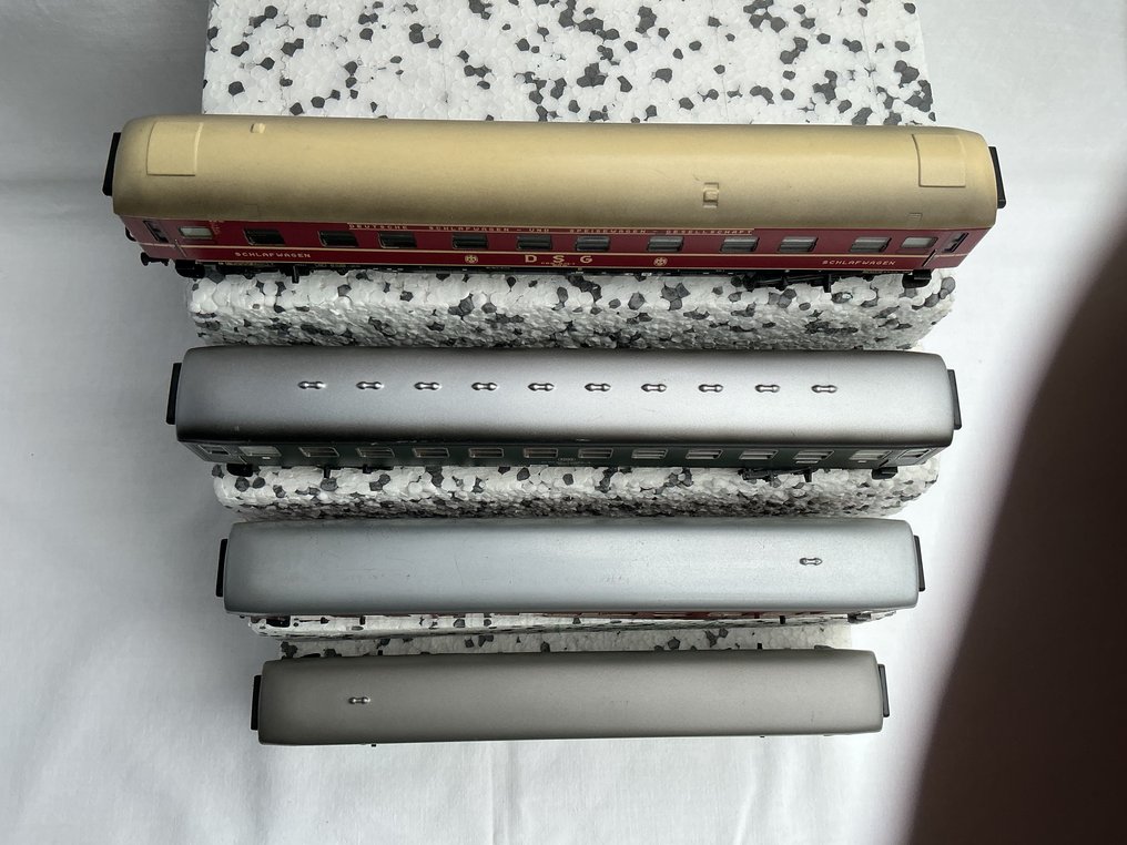 Märklin H0轨 - 模型火车客运车厢 (4) - 4 个 D列车车厢，金属制 - 24 厘米，1 个带灯 - DB #2.1