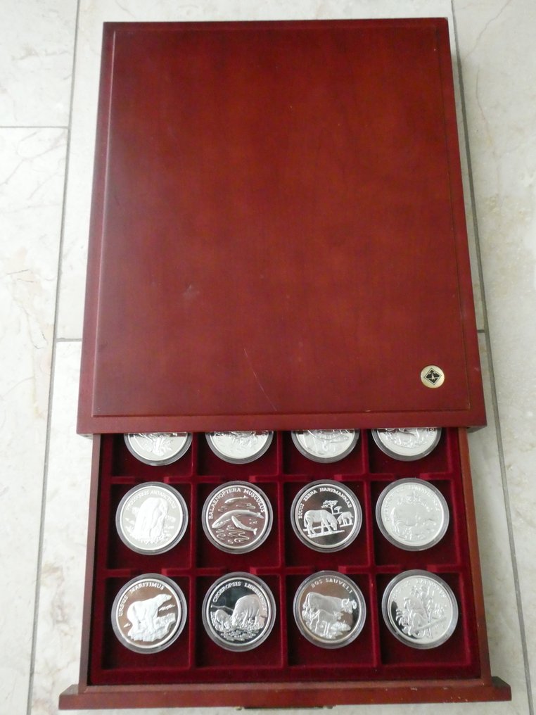 Wereld. 1996 WWF 30 Years, collection of 0.999 silver coins featuring animals #1.0