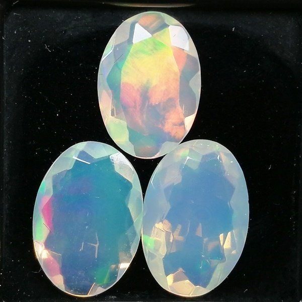 3 pcs Opale - 4.86 ct - Instituto Gemólogico Español (IGE) - Gioco di colore intenso #1.0