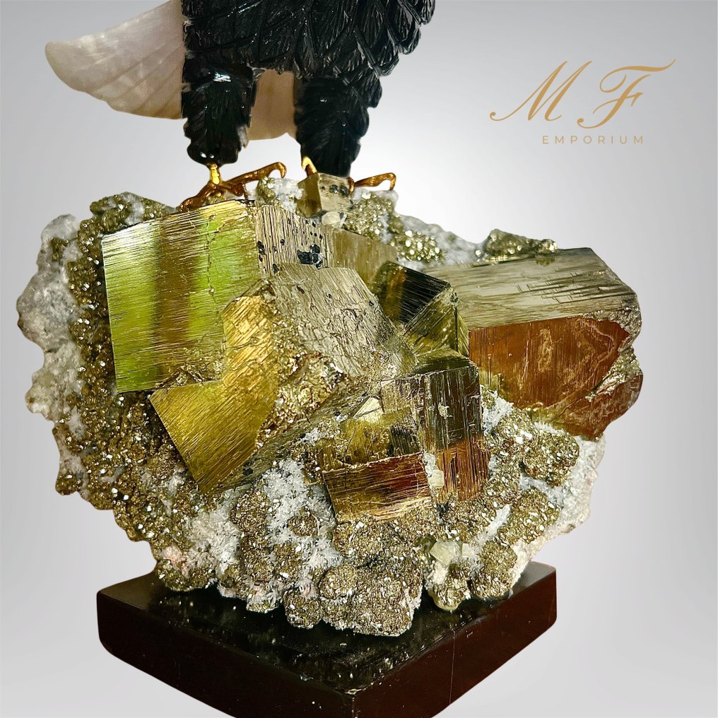 XXL Collection - Pyrite and Quartz Clusters with a carved Golden Eagle in Onyx and Quartz Carving - Height: 290 mm - Width: 380 mm- 7000 g - (1) #1.0