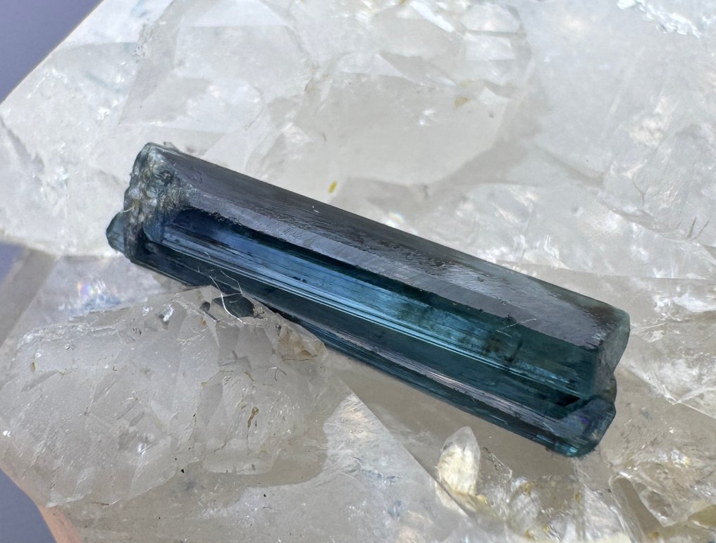 Indicolite Tourmaline na pełnym kwarcu Kryształ na matrixie - Wysokość: 60 mm - Szerokość: 40 mm- 125 g - (1) #1.0