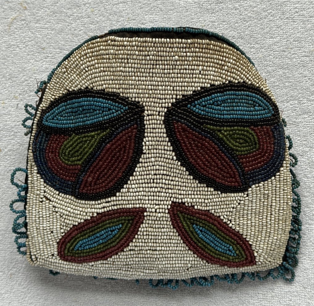 Sacoche en cuir ornée de perles de verre - Shoshone ou Sioux - États-Unis  (Sans Prix de Réserve) #1.0