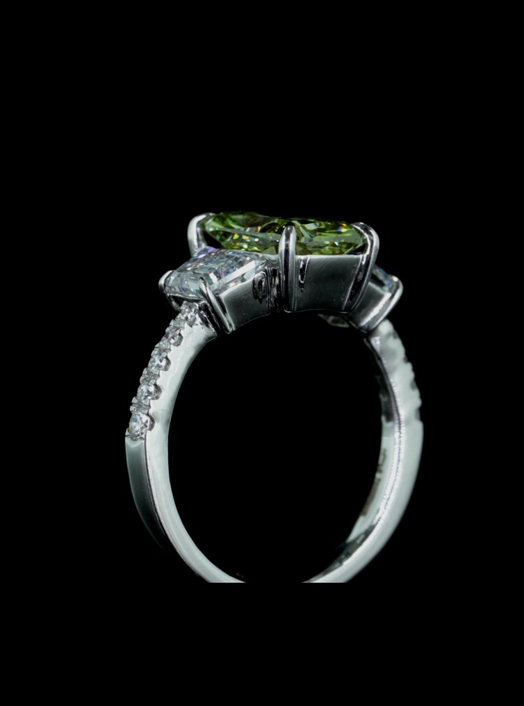 Ring - 14 kt. White gold -  4.67ct. tw. Green Diamond (Fancy coloured lab-grown diamond) - Diamond #4.3