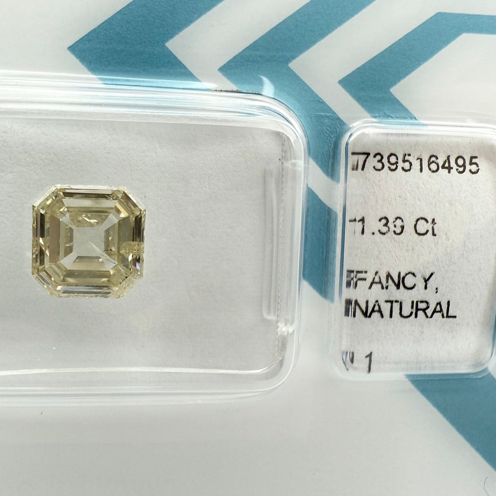 Ingen reservasjonspris - 1 pcs Diamant (Naturfarget) - 1.39 ct - Firkant - Fancy light Gråaktig, Brunaktig Gul - I1 - Det internasjonale gemologiske institutt (IGI) #1.0
