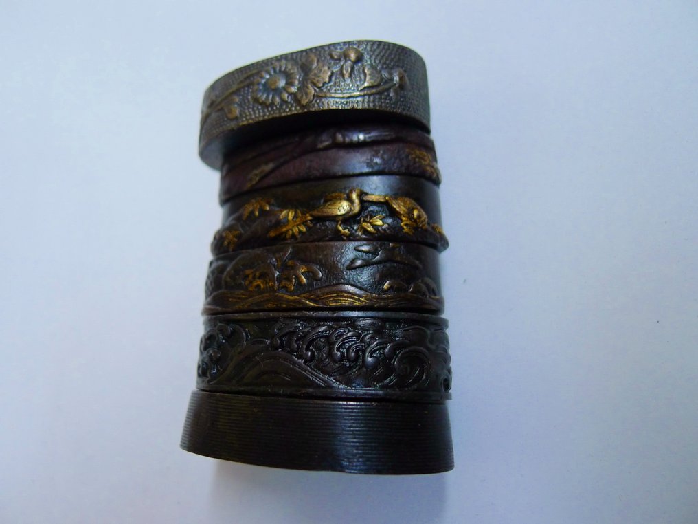 日本 - 金银镶嵌花叶、孔雀、鸟类。海浪装饰的六福地套装。江户晚期。 - 剑装 #1.0