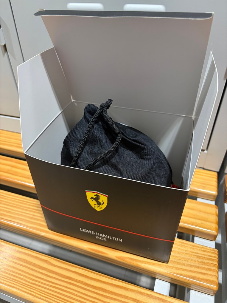 Scuderia Ferrari - Formula One - Lewis Hamilton - 2025 - Skala 1/2 hjelm  #1.0
