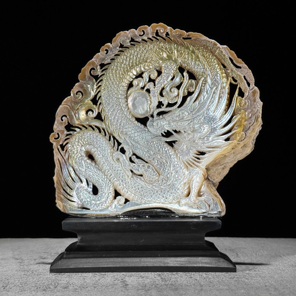 美丽的雕刻珍珠母，配有定制底座——龙纹图案 海贝 - Pinctada Maxima  (没有保留价) #1.0