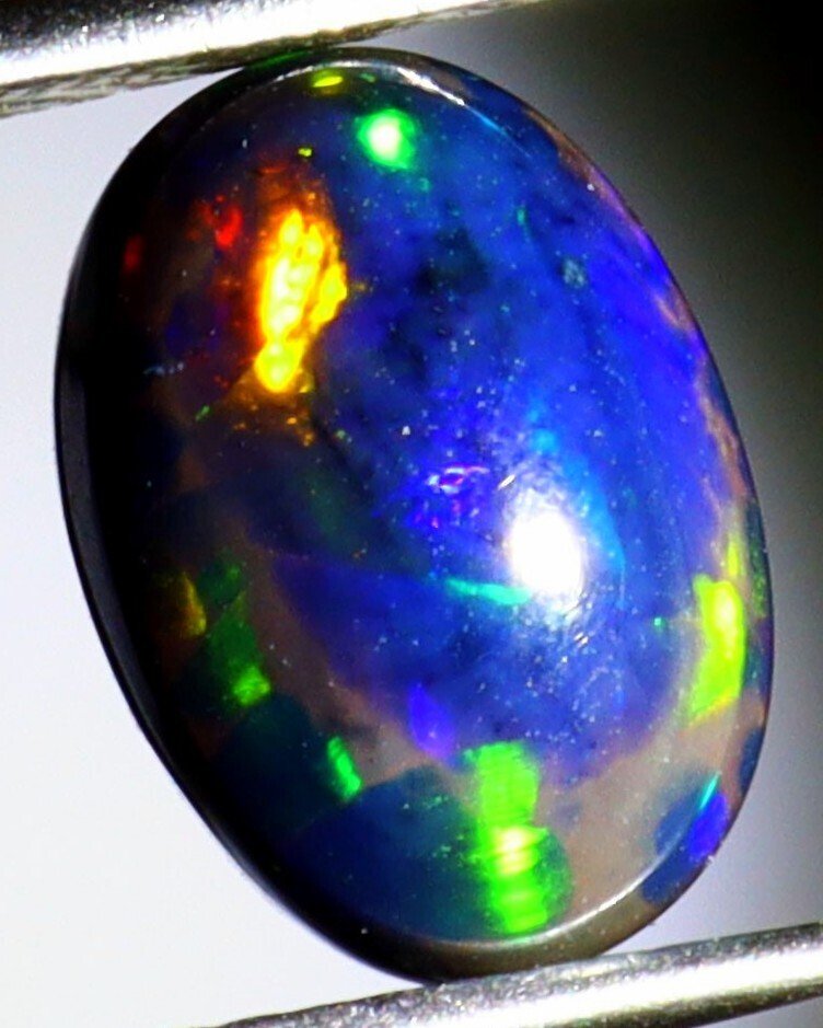 Genuine Black Opal with multicolored flashes - 1,86 ct. - No Reserve - Polished- 0.37 g #1.0