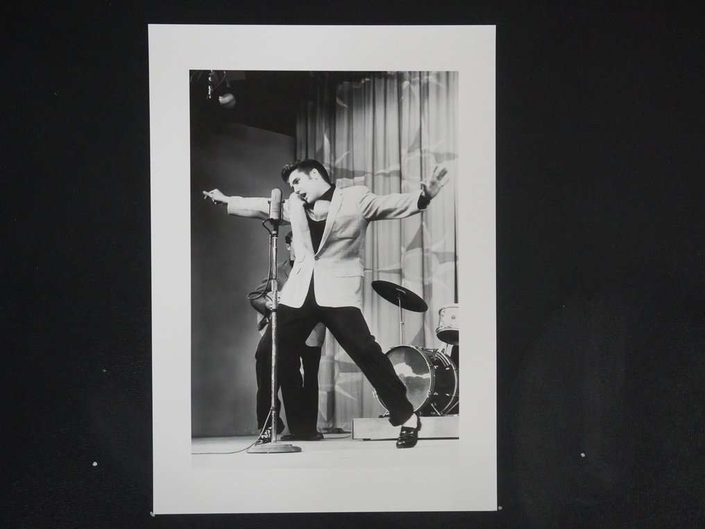 Elvis Presley - "The Milton Berle Show" 1956 - Fine Art Photography - XL 42x30 cm - Limited Edition 1/20 - Gallery Stamp & Curator signature - Collector - No Reserve #1.0