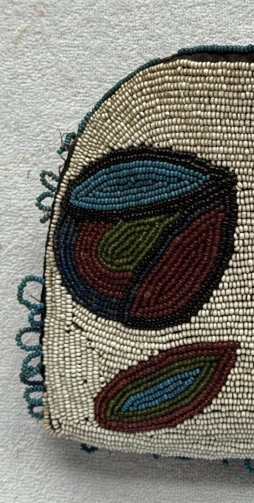 Sacoche en cuir ornée de perles de verre - Shoshone ou Sioux - États-Unis  (Sans Prix de Réserve) #1.0