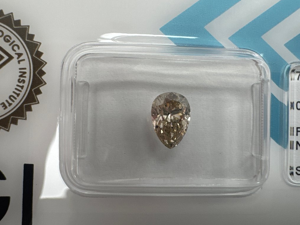 没有保留价 - 1 pcs 钻石  (天然色彩的)  - 0.93 ct - 梨形 - Fancy light 棕色, 黄色 - SI2 微内含二级 - 国际宝石研究院（IGI） #2.1