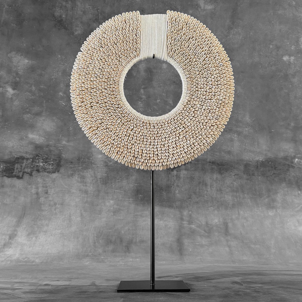 Διακοσμητικό στολίδι (2) - NO RESERVE PRICE - A Pair of XL White Colored Tolai Necklaces on custom stands - Παπούα Νέα Γουινέα #3.2