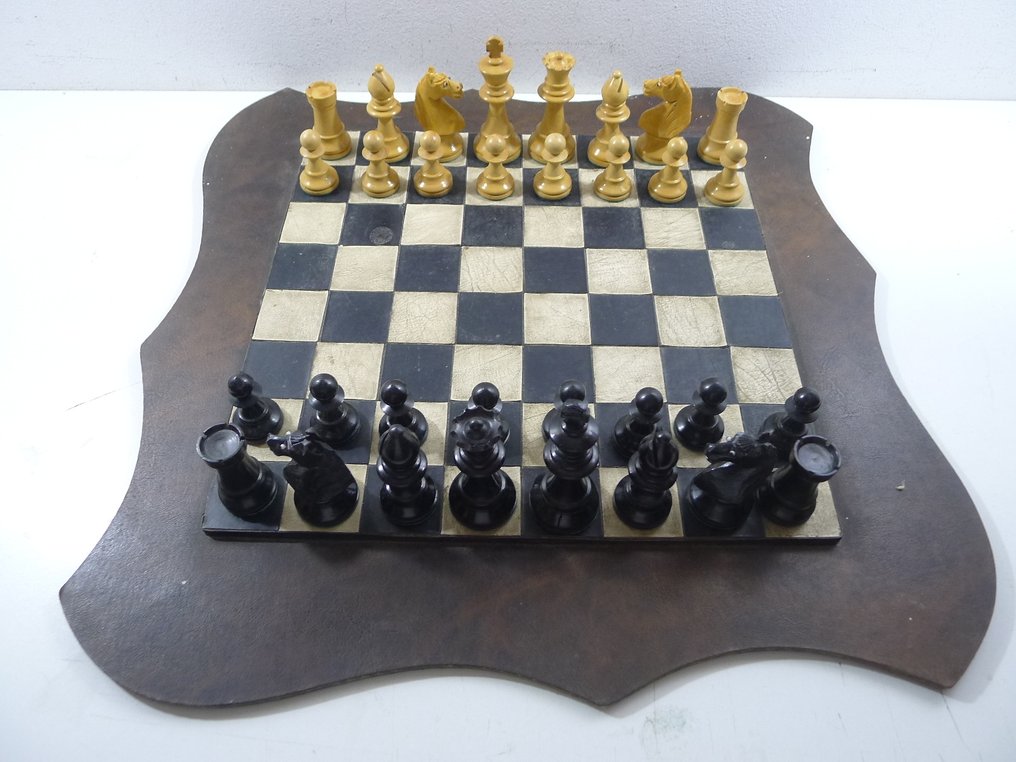 Magnifique et RARE Jeu d'échecs pondéré avec échiquier cuir jeu plombé et feutré King 95 mm - Sjakk sett - cavaliers aux yeux de verre - Mal og farg svart. #1.0