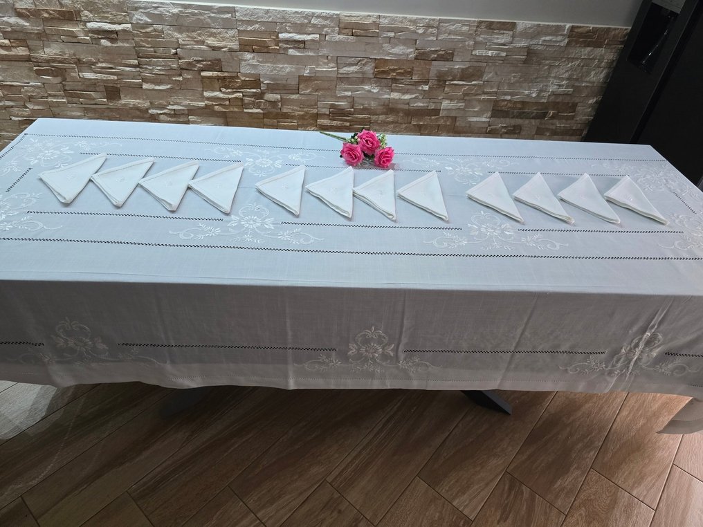 Tovaglia ricamata a mano in misto lino 12 posti ricamo nodo d'amore gran misura 180 x 360 cm - Nappe - 360 cm - 180 cm #3.2