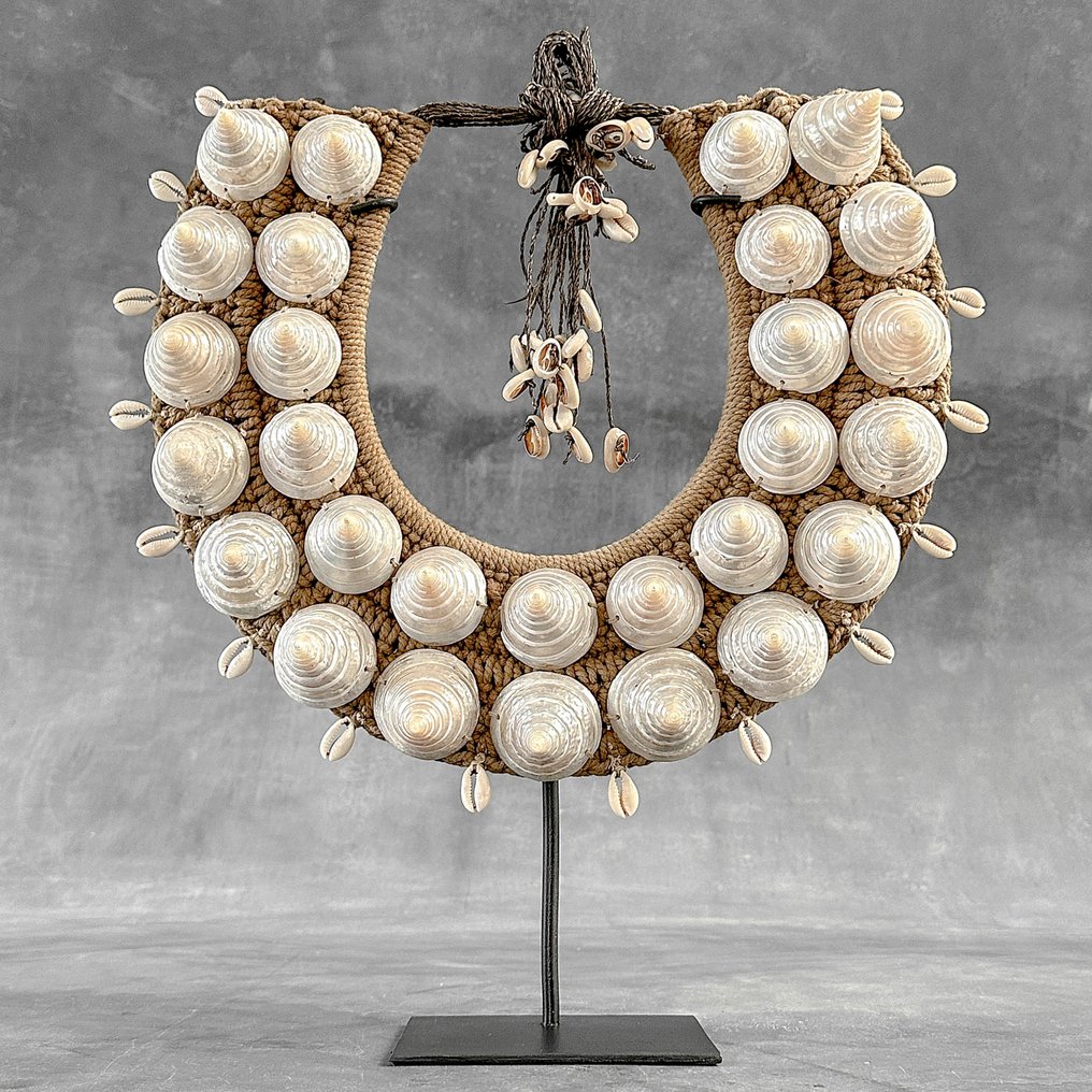 Decorative ornament - NO RESERVE PRICE - SN13 - Decorative shell necklace on a custom stand - Papua New Guinea #2.1