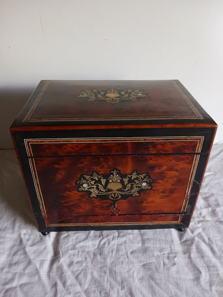 Cave armoire à liqueurs en marqueterie Boulle loupe de thuya, orme, verre et cristal époque Napoléon - Barskap - Mahogni, Tuja, Alm, Glass, Krystall, perlemorshinne, Forgylt messing #4.3