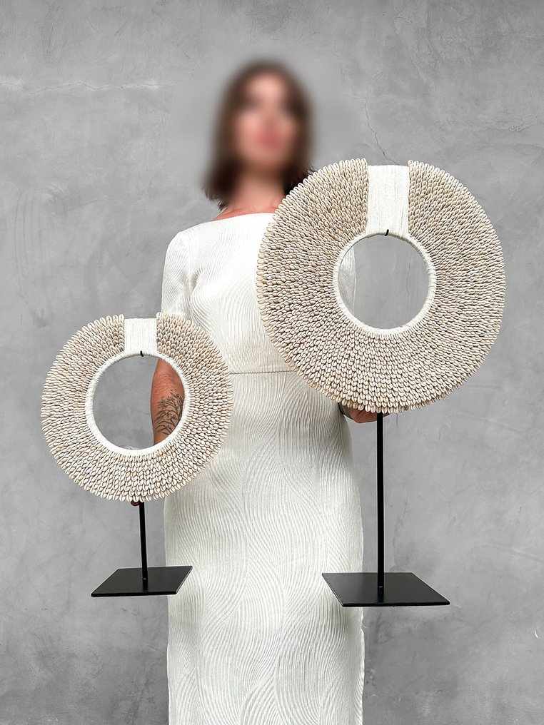 Διακοσμητικό στολίδι (2) - NO RESERVE PRICE - A Pair of XL White Colored Tolai Necklaces on custom stands - Παπούα Νέα Γουινέα #1.0