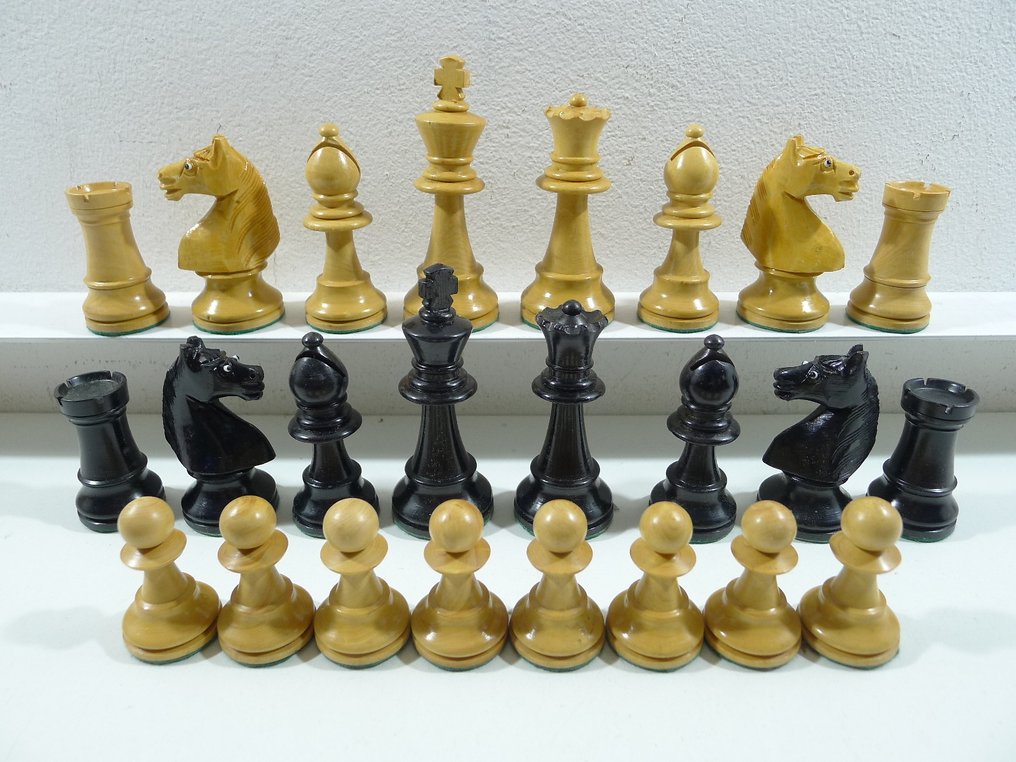 Magnifique et RARE Jeu d'échecs pondéré avec échiquier cuir jeu plombé et feutré King 95 mm - Sjakk sett - cavaliers aux yeux de verre - Mal og farg svart. #2.1