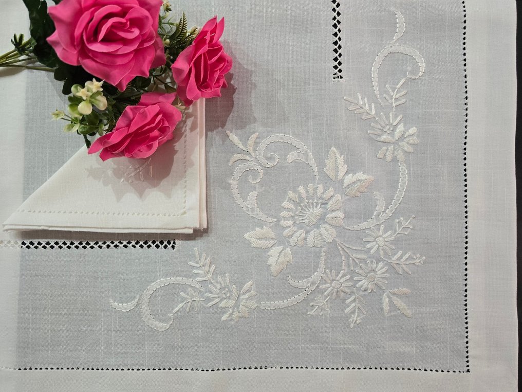 Tovaglia ricamata a mano in misto lino 12 posti ricamo nodo d'amore gran misura 180 x 360 cm - Nappe - 360 cm - 180 cm #1.0