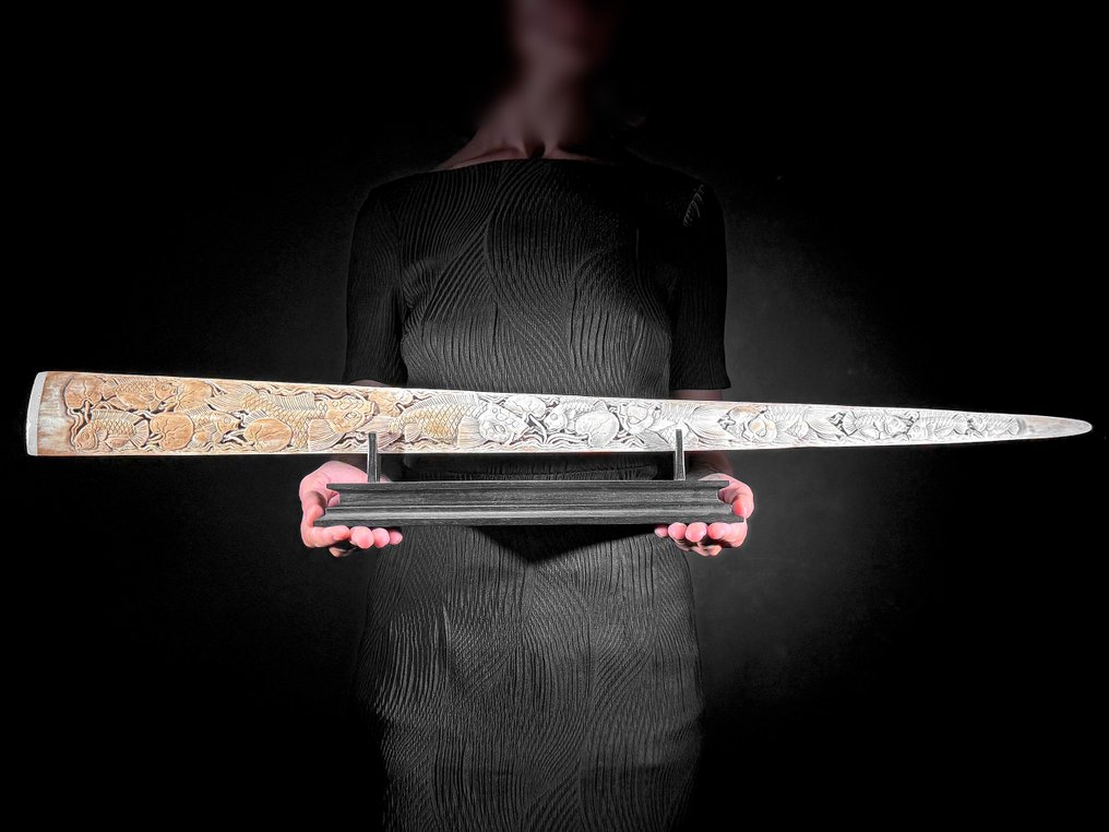 无底价 - 精美的大型细节丰富且风化的剑鱼牙雕刻 - 锦鲤鱼图案 吻突 - Xiphias Gladius - 12 cm - 85 cm - 6 cm- 非《濒危物种公约》物种 - (1) #1.0