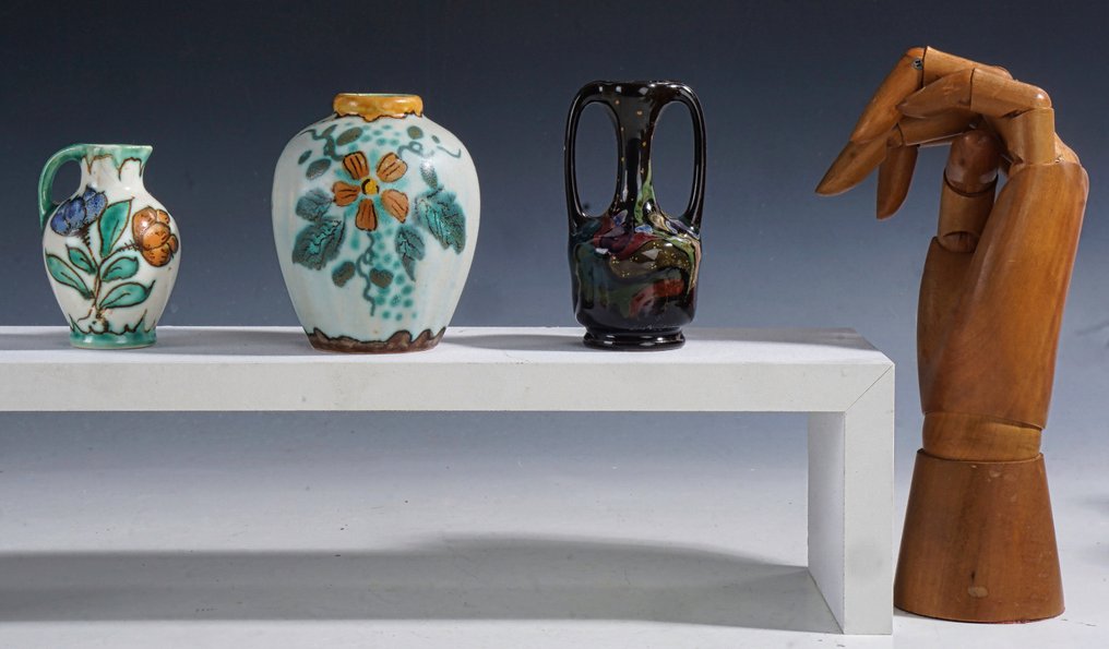 Plateelbakkerij Zuid-Holland - 花瓶 -  三只小型彩绘陶瓷花瓶——Art Deco——约1925年至1935年  - 盘子, 陶瓷 #1.0