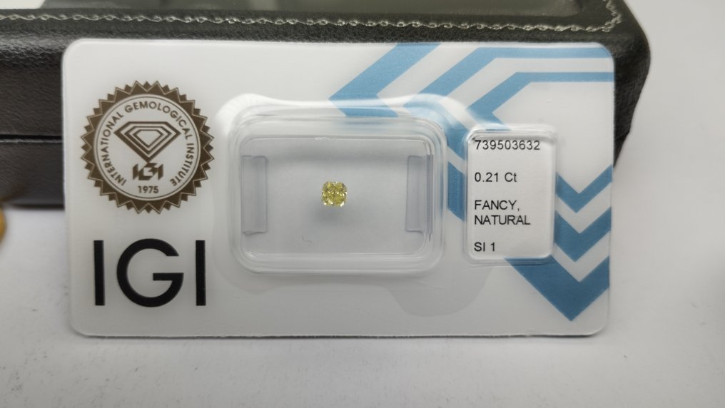 没有保留价 - 1 pcs 钻石  (天然色彩的)  - 0.21 ct - 切角正方形 - Fancy 黄色 - SI1 微内含一级 - 国际宝石研究院（IGI） - 华丽的黄色 #3.2
