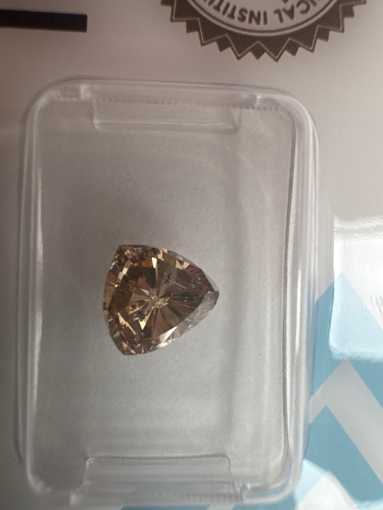没有保留价 - 1 pcs 钻石  (天然色彩的)  - 0.92 ct - 三角形 - Fancy 似橙色, 棕色 - I1 内含一级 - 国际宝石研究院（IGI） #1.0