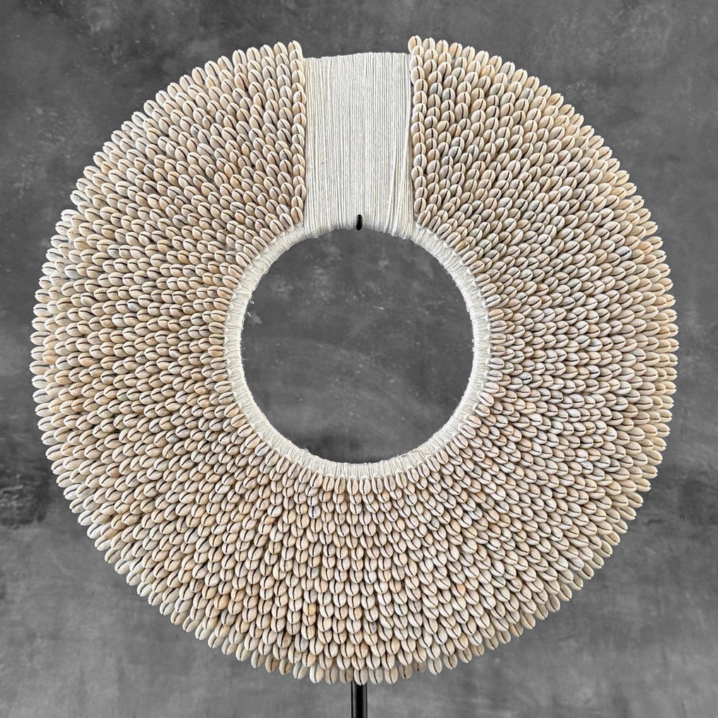 Διακοσμητικό στολίδι (2) - NO RESERVE PRICE - A Pair of XL White Colored Tolai Necklaces on custom stands - Παπούα Νέα Γουινέα #4.3