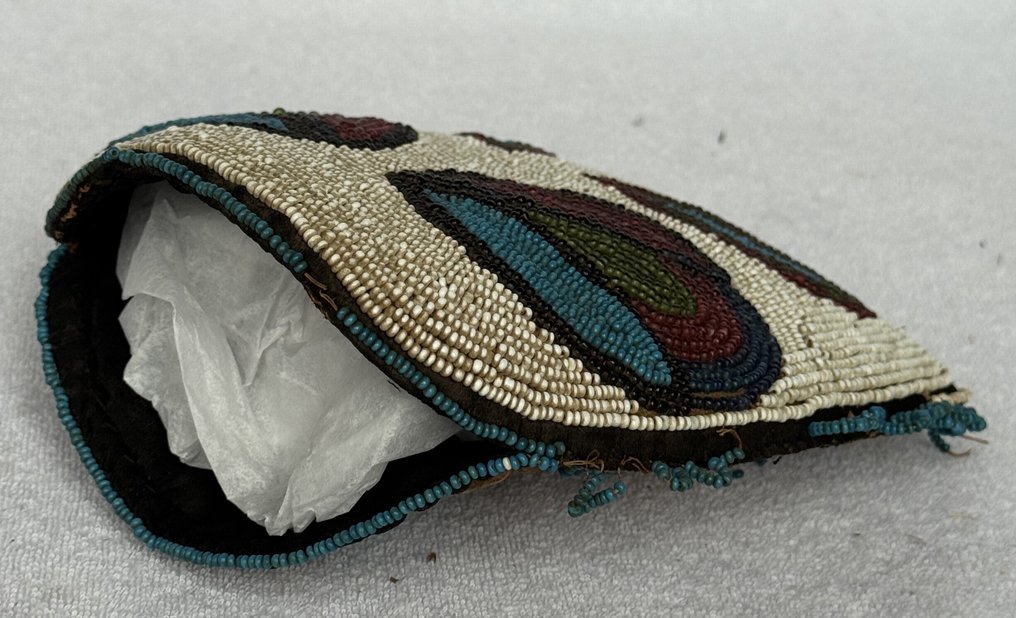 Sacoche en cuir ornée de perles de verre - Shoshone ou Sioux - États-Unis  (Sans Prix de Réserve) #4.3
