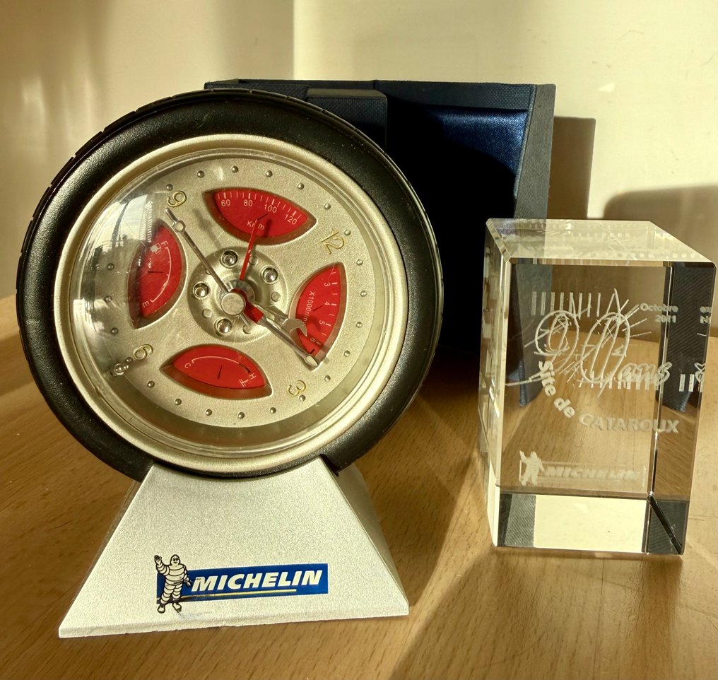Clock - Michelin - Lotto 2 pezzi promozionali Michelin – Orologio stile pneumatico e trofeo Cataroux 2011 – Rari - 2011 #1.0
