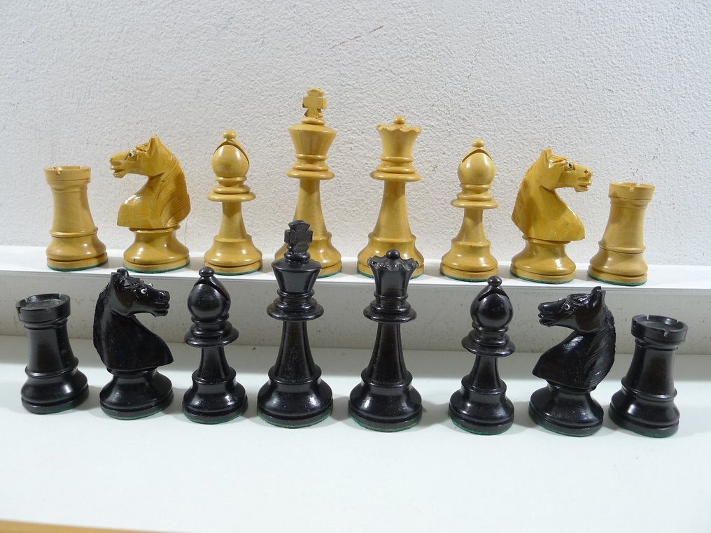 Magnifique et RARE Jeu d'échecs pondéré avec échiquier cuir jeu plombé et feutré King 95 mm - Sjakk sett - cavaliers aux yeux de verre - Mal og farg svart. #1.0