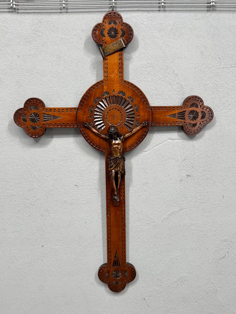  Kruis - Hout - Begin 20e eeuw - Groot kerfsnede kruis - 72,5 cm  #1.0