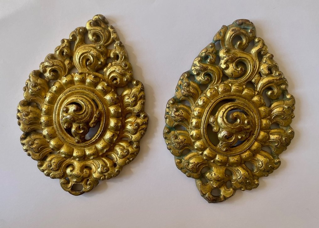 Χρυσόχρωμο χαλκό - Φυλακτό - Ένα ζεύγος επάργυρα αναδιπλωμένα απλικέ - 19ος αιώνας ή παλαιότερα. #1.0
