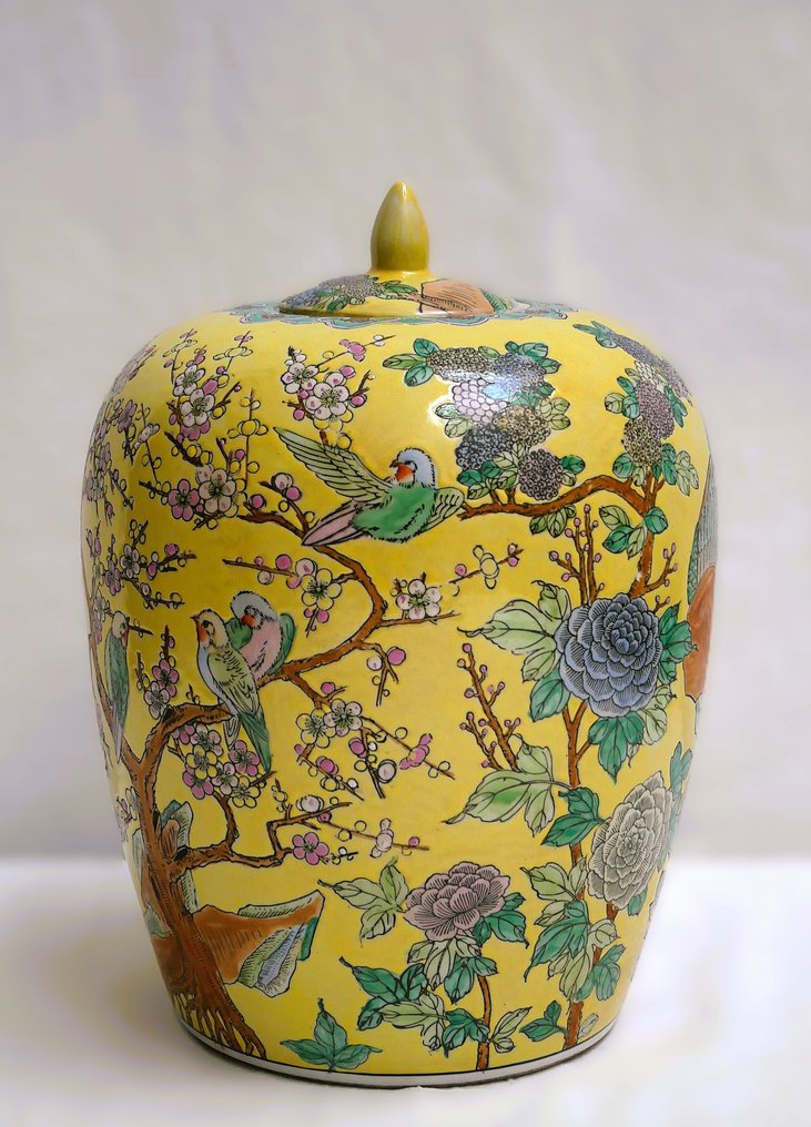 Lidded vase  - Porcelain #1.0
