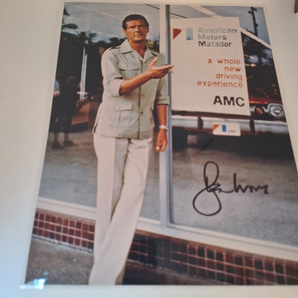 James Bond 007: The Man with the Golden Gun - Roger Moore as 007 (+2017) - signed with Certified Genuine bc holographie COA #1.0