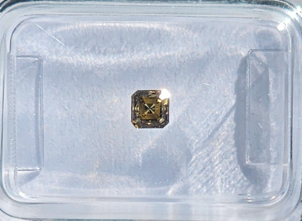 1 pcs 鑽石  (天然彩色)  - 0.32 ct - 方形 - Fancy deep 淡綠色, 淡褐色 黃色 - SI2 - 國際寶石學院（International Gemological Institute (IGI)） #3.2